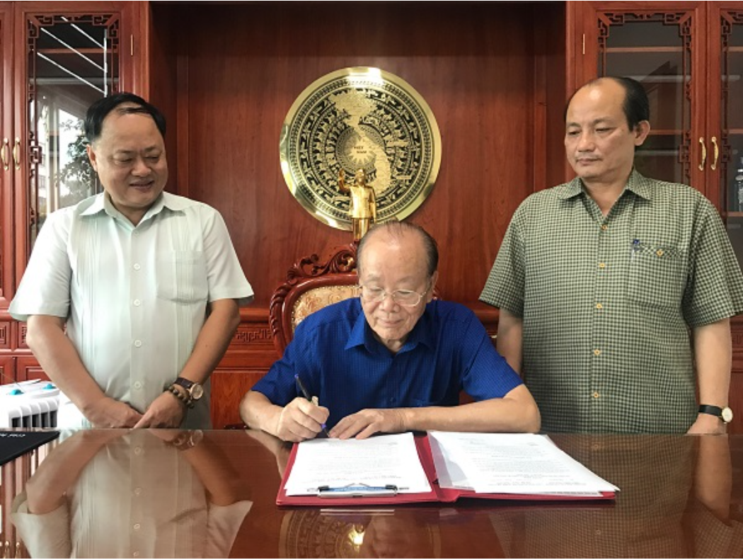 GS.TS Phạm Văn Thiêm, Chủ tịch Trung ương Hội Khoa học các sản phẩm thiên nhiên Việt Nam ký Quyết định
