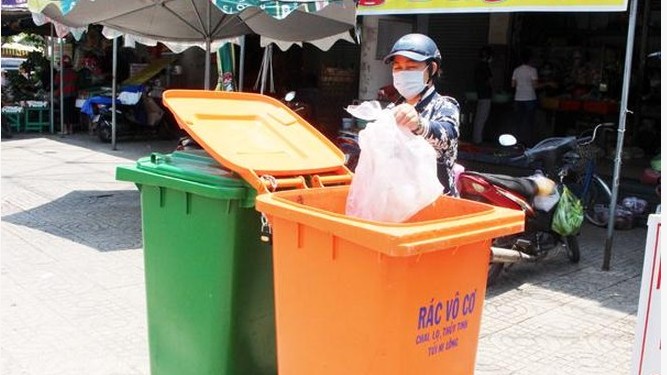 Từ 25/8 phạt nặng hành vi không phân loại rác, vứt rác không đúng quy định