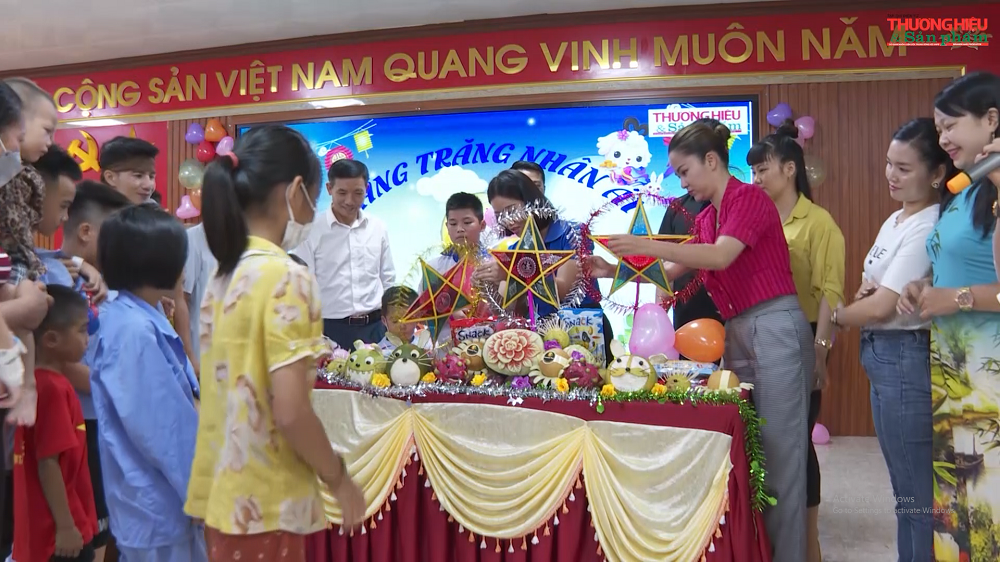 "Vầng trăng nhân ái" dành tặng các bệnh nhân nhi có hoàn cảnh khó khăn