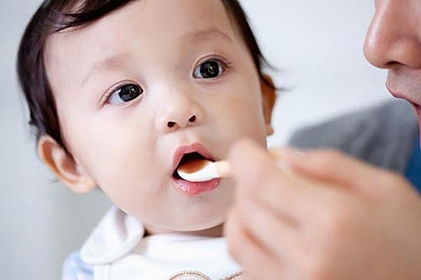 Bố mẹ lưu ý khi dùng men vi sinh cho trẻ biếng ăn