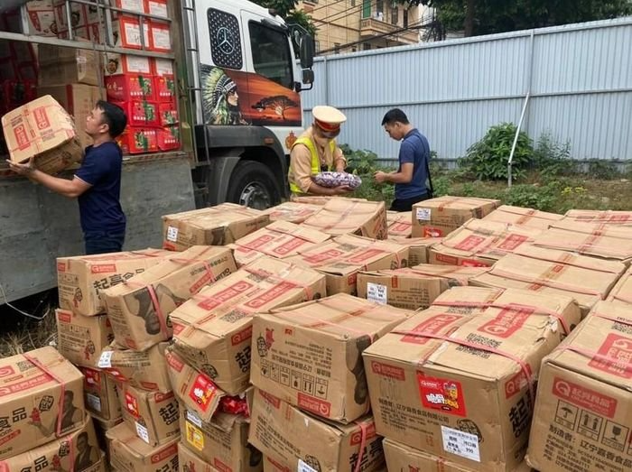 Hà Nội: Phát hiện 36.000 gói xúc xích và nhiều thùng bánh kẹo nhập lậu