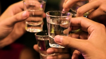 Uống rượu có thực sự làm cơ thể chúng ta ấm lên?