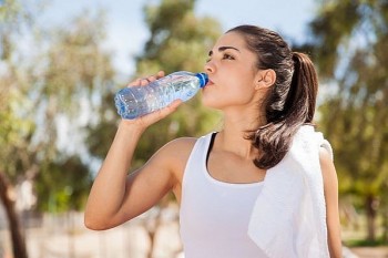 Trời nắng nóng, nên uống bao nhiêu nước mỗi ngày?
