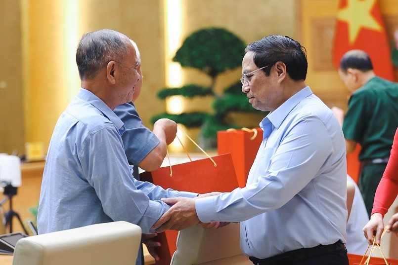 Thủ tướng ân cần hỏi thăm và tặng quà người có công tiêu biểu tỉnh Nam Định. Ảnh: VGP