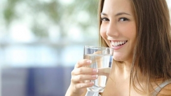 Uống 2 lít nước mỗi ngày có thực sự tốt?