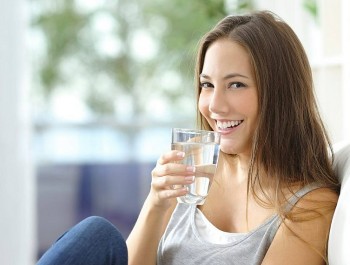 Uống 2 lít nước mỗi ngày có thực sự tốt?