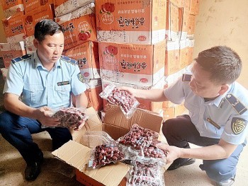 Lào Cai: Phát hiện hơn 2.000 gói táo đỏ khô không rõ nguồn gốc