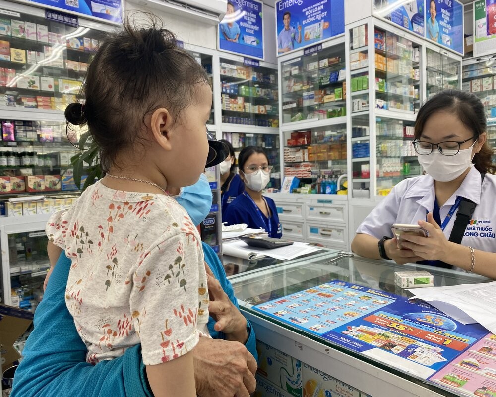 Số ca đau mắt đỏ tăng nhanh ở Đà Nẵng, nhiều người lo lắng đến nhà thuốc mua trữ