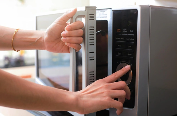 Những sai lầm thường mắc phải khi sử dụng lò vi sóng  khiến 