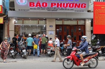 Bánh trung thu Bảo Phương bị chê cứng, nhân bánh khô