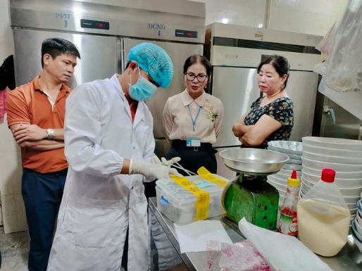 Chi cục An toàn vệ sinh thực phẩm lấy mẫu đưa đi kiểm nghiệm