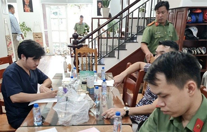 Lực lượng chức năng kiểm tra tại cơ sở Mr Lee, ngày 15/11. Ảnh: Sở Y tế TP HCM