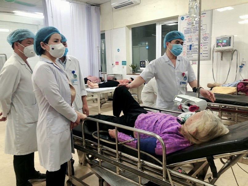 Giám đốc Sở Y tế Hà Nội - Trần Thị Nhị Hà kiểm tra công tác phòng, chống và điều trị bệnh nhân sốt xuất huyết tại Bệnh viện Đa khoa Hà Đông (Ảnh: Sở Y tế cung cấp)