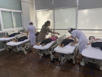 Đăk Lăk: 17 học sinh nhập viện cấp cứu nghi do ngộ độc trà sữa