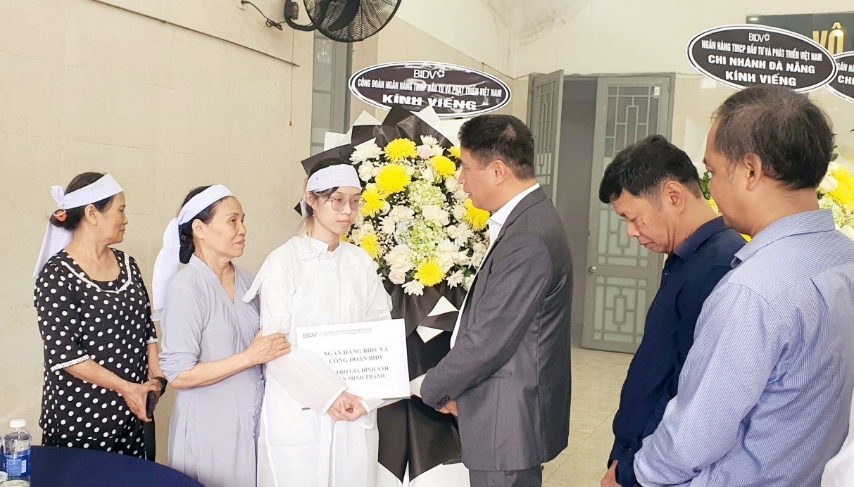 Ông Trần Phương, đại diện lãnh đạo BIDV động viên và trao hỗ trợ cho gia đình nạn nhân Trần Minh Thành.