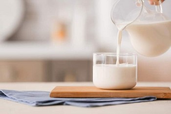Bầu 3 tháng đầu có nên uống sữa tươi không?