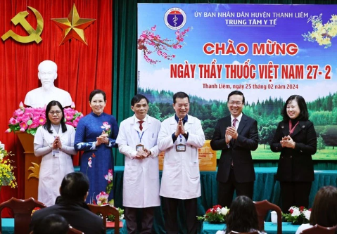 Chủ tịch nước Võ Văn Thưởng thăm, chúc mừng các y, bác sĩ tỉnh Hà Nam