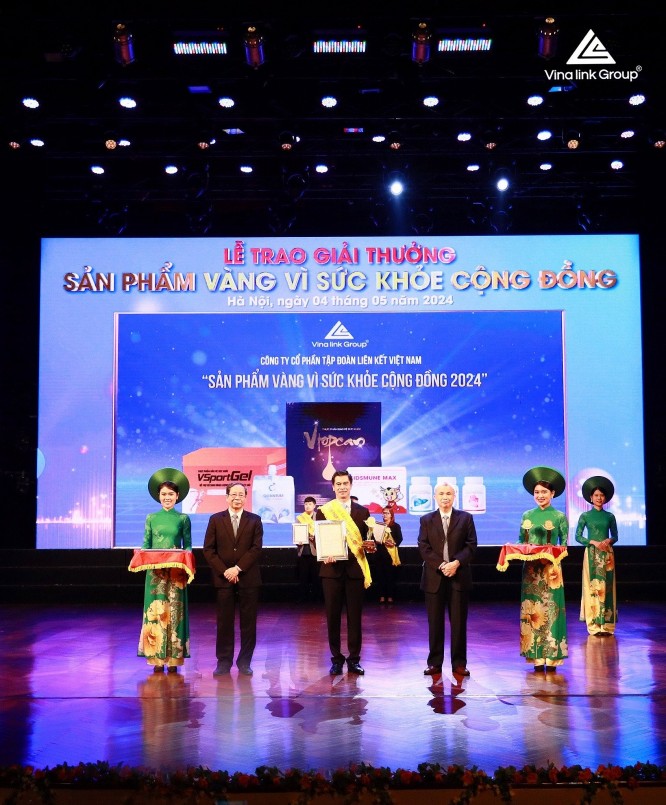 Đại diện Vinalink Group nhận giải “Sản phẩm vàng vì sức khỏe cộng đồng năm 2024”.