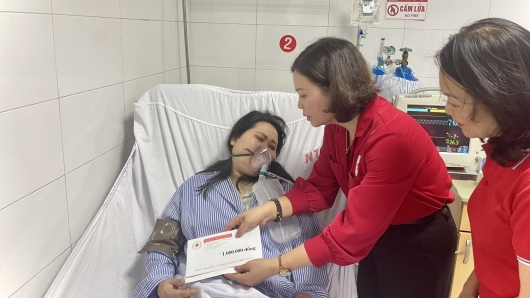 Chủ tịch Hội Chữ thập đỏ Việt Nam thăm hỏi nạn nhân vụ cháy nhà trọ tại Trung Kính