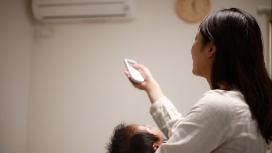 Trẻ bị sốt có nằm được điều hòa không?