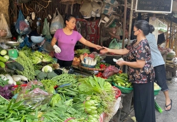 Cách nào ngăn giá hàng hóa tăng theo lương?