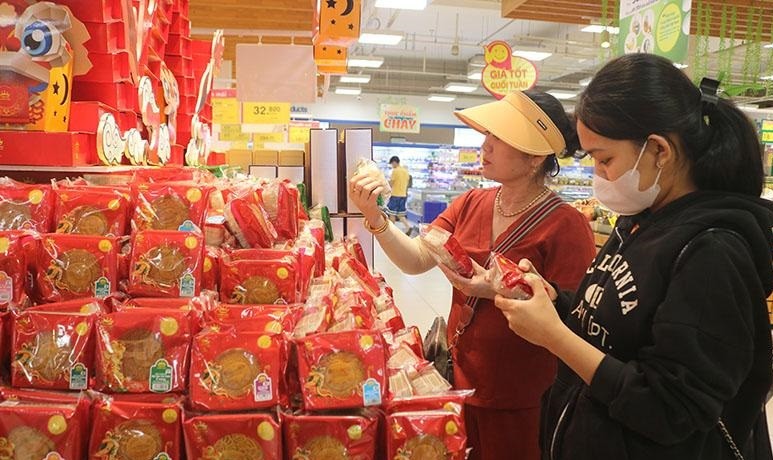 Người tiêu dùng chọn mua bánh trung thu sớm tại Siêu thị Co.opmart Buôn Ma Thuột.
