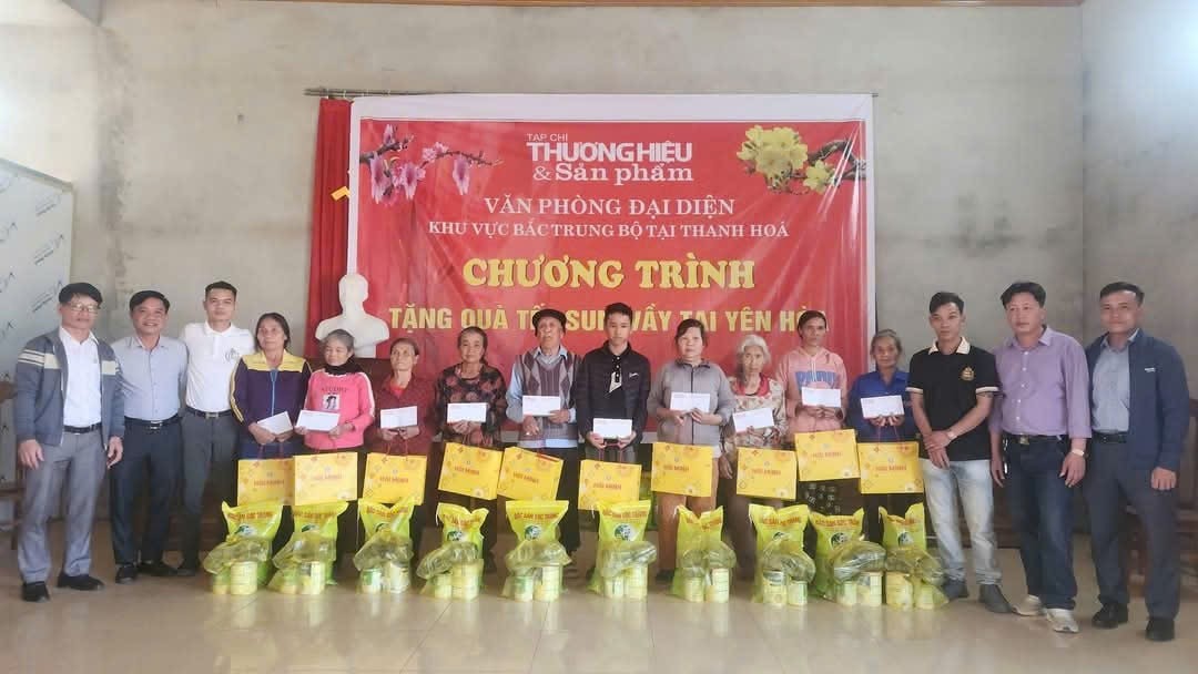 Tạp chí Thương hiệu và Sản phẩm trao tặng quà tết sum vầy