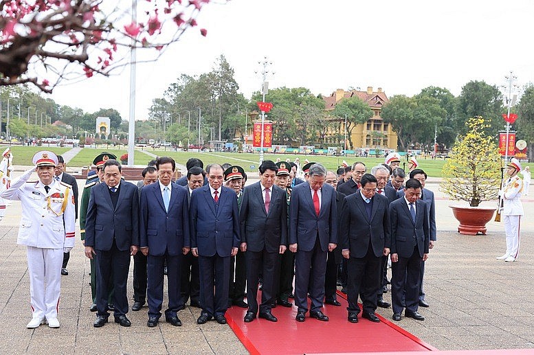 Đoàn đại biểu lãnh đạo, nguyên lãnh đạo Đảng, Nhà nước thành kính tưởng niệm Chủ tịch Hồ Chí Minh - Ảnh: VGP/Nhật Bắc