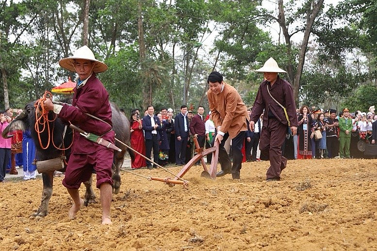 Chủ tịch nước Lương Cường thực hiện nghi thức mở xá cày đầu tiên để mở đầu cho một năm mới mùa màng bội thu 