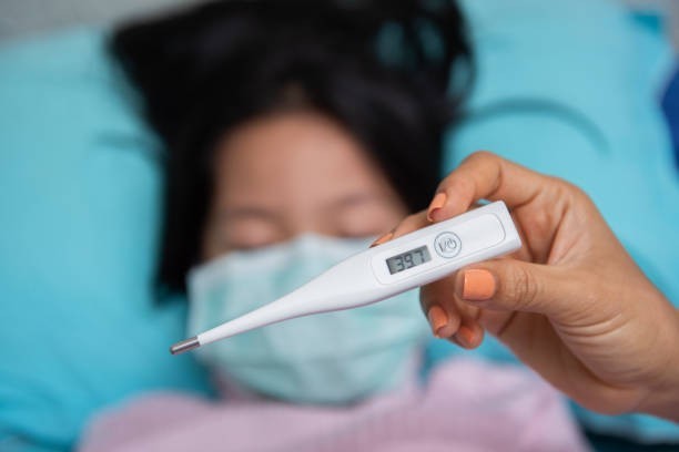 Dấu hiệu đầu tiên của người bị nhiễm sởi là sốt.