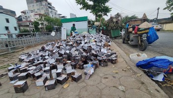 Hàng nghìn kit test, thực phẩm chức năng, khẩu trang bị vứt bỏ trên đường phố Hà Nội