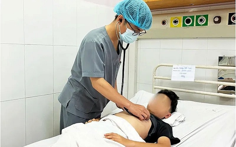 Bác sĩ thăm khám cho bBác sĩ thăm khám cho bệnh nBác sĩ thăm khám choBác sĩ thăm khám cho bệnh nhi. Ảnh: BVCC bệnh nhi. Ảnh: BVCChi. Ảnh: BVCCệnh nhi. Ảnh: BVCC