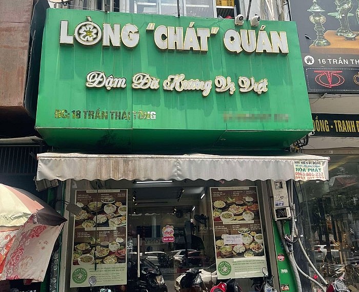 Đoàn liên ngành quận Cầu Giấy đã kiểm tra cơ sở kinh doanh lòng se điếu. Ảnh: P.Thúy. 