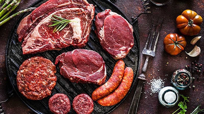 Chế độ ăn giàu thịt đỏ hoặc quá nhiều protein động vật có thể làm gia tăng sản sinh chất thải nitơ trong cơ thể.
