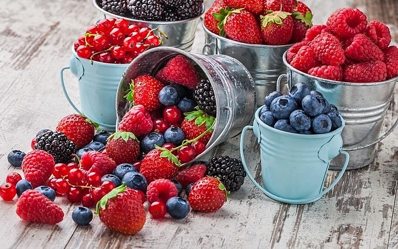 Các loại quả mọng không chỉ giàu vitamin C và chất xơ mà còn chứa polyphenol – chất có tác dụng chống viêm, giảm quá trình kết tinh oxalat. 