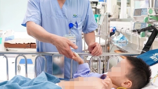 Bé trai 4 tuổi trong vụ "nộp tiền mới cấp cứu" đã tỉnh táo, sắp xuất viện