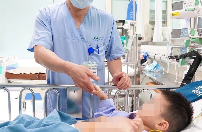 Bác sĩ thăm khám cho bệnh nhi. Ảnh: BVCC.