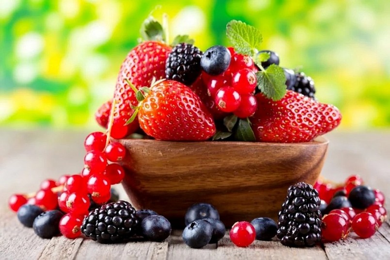 Các loại quả mọng như việt quất, dâu tây và lựu giàu flavonoid – nhóm chất chống oxy hóa có khả năng giảm stress oxy hóa, hỗ trợ lưu thông máu và cải thiện hiệu suất nhận thức.
