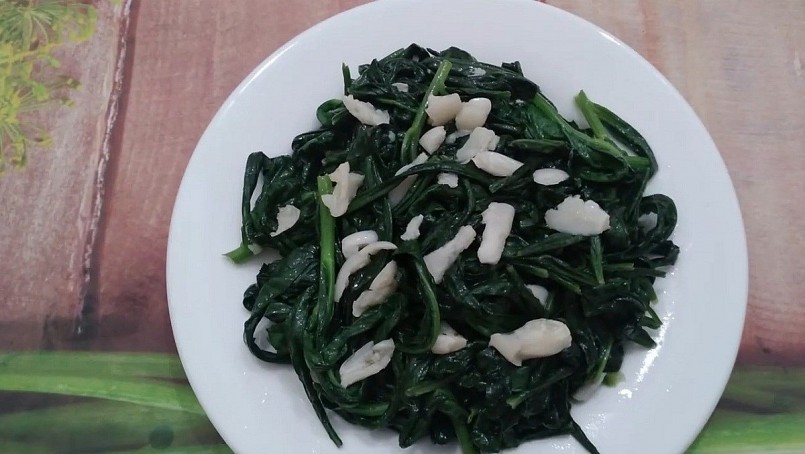 Lá bồ công anh có thể ăn sống hoặc nấu chín, cung cấp lượng lớn vitamin A, C, K cùng các khoáng chất thiết yếu.