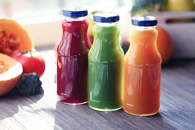 Dù được dán nhãn “100% nước trái cây”, nhiều loại nước ép đóng chai chứa lượng đường tự nhiên rất cao.