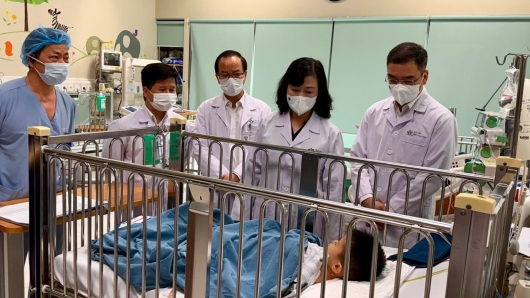 Bé trai 4 tuổi bị xe ba bánh cán đã xuất viện sau gần hai tuần điều trị