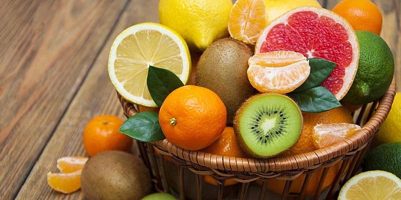 Cam, chanh, bưởi, quýt là nguồn vitamin C dồi dào, giúp tăng cường sức bền thành mạch máu trong mắt và chống lại quá trình oxy hóa.