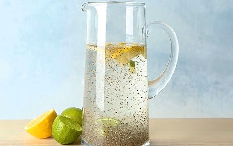 Chất xơ hòa tan trong hạt chia giúp làm chậm quá trình hấp thu đường vào máu, từ đó hỗ trợ kiểm soát lượng đường huyết.