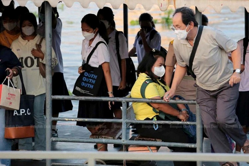 Hành khách đi phà trên sông Chao Phraya đeo khẩu trang để ngăn ngừa Covid-19 và ô nhiễm, tháng 1/2024. Ảnh: Bangkok Post