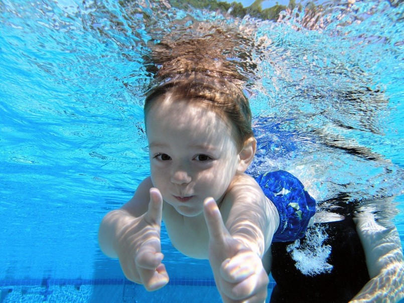 Người dân nên chọn những khu vực bơi có kiểm soát, như hồ bơi công cộng, bể bơi gia đình có giám sát, hoặc bãi biển/khu du lịch có lực lượng cứu hộ túc trực. 