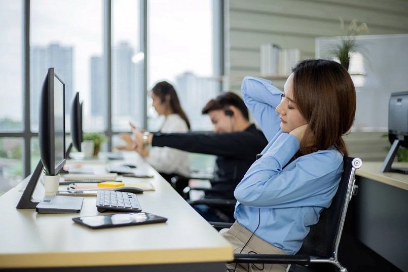 Việc ngồi lâu liên tục – đặc trưng của công việc văn phòng làm giảm tuần hoàn máu 
