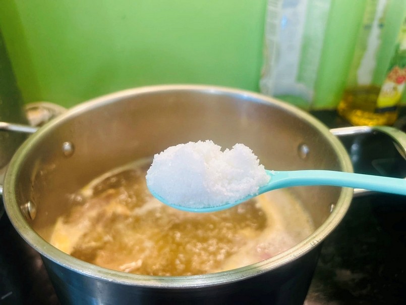 Chế độ ăn giàu muối khiến lượng natri trong nước tiểu tăng cao, làm giảm khả năng tái hấp thu canxi ở thận.