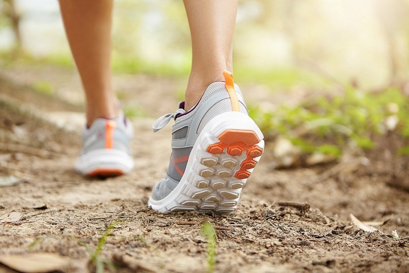 Nghiên cứu cho thấy phụ nữ sau mãn kinh đi bộ khoảng 1,6 km/ngày có mật độ xương cao hơn.