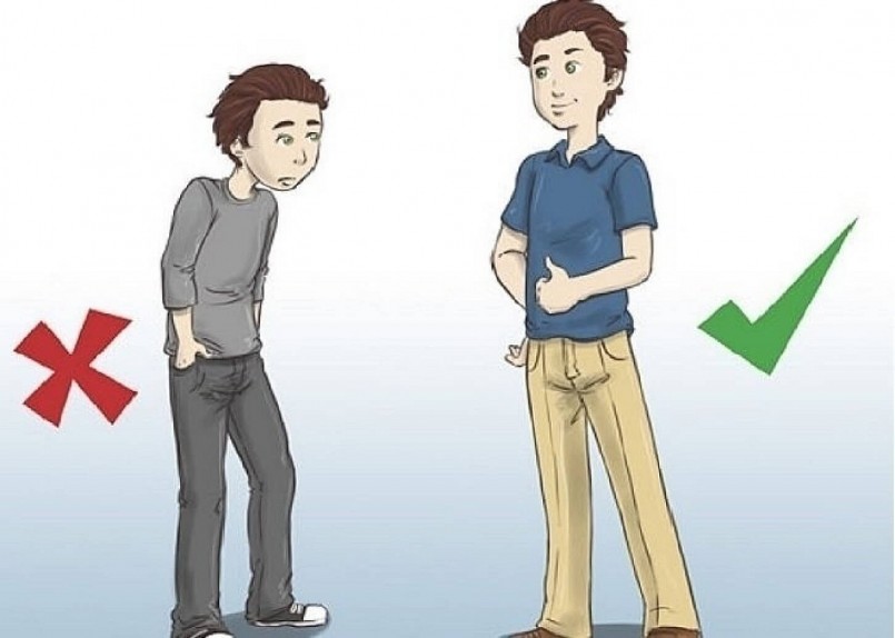 Tư thế đi cúi đầu, vai gồng lên là lỗi phổ biến, đặc biệt ở người lớn tuổi hoặc người ngồi nhiều. 