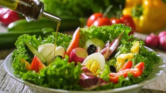Chuyên gia giải đáp ăn gì để giảm nhiệt trong mùa hè oi bức